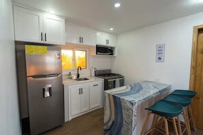 Réfrigérateur, four à micro-ondes, un four, surface de cuisson