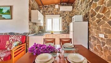 Refrigerador, microondas, placa de cocina, cafetera/tetera