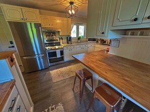 Private kitchen - Sunrise Surprise spacious, great for entertaining (Manchester)