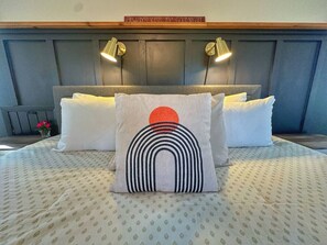 2 bedrooms, desk, iron/ironing board, WiFi - Sunrise Surprise spacious, great for entertaining (Manchester)