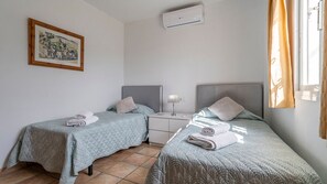 2 bedrooms, iron/ironing board, WiFi