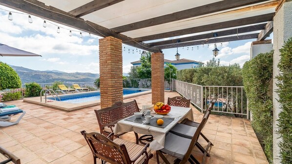 تناول الطعام بالخارج