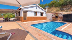A residential property with a swimming pool, outdoor seating, and a covered patio area. - Casa El Limonero Cómpeta by Ruralidays (Málaga)