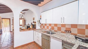 Coffee/tea maker, fridge, microwave, oven - Casa El Limonero Cómpeta by Ruralidays (Málaga)