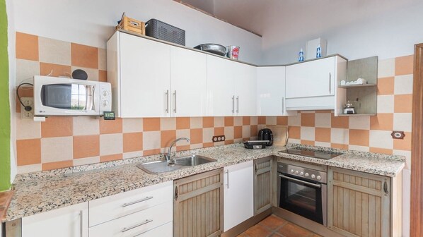 Kylskåp, mikrovågsugn, ugn och spishäll