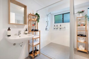 Shower, hair dryer, towels, soap - Leura Mists: easy, modern Blue Mountains comfort (Leura)