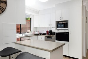 Kühlschrank, Mikrowelle, Ofen, Herdplatte