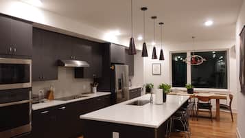 Réfrigérateur, four à micro-ondes, un four, surface de cuisson