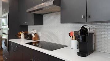 Réfrigérateur, four à micro-ondes, un four, surface de cuisson
