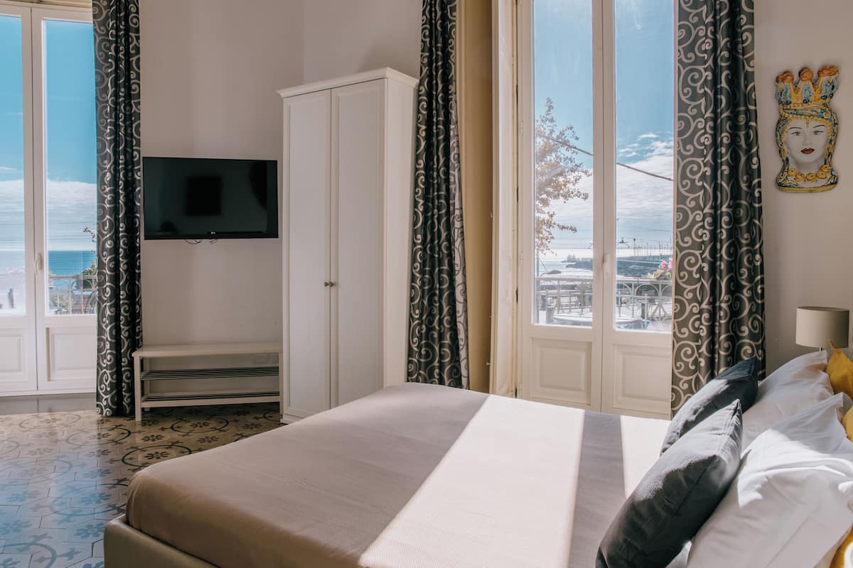 Exclusieve tweepersoonskamer, 1 queensize bed, uitzicht op zee (SUITE BELLINI) | Bedden met traagschuimmatras, een bureau, een laptopwerkplek