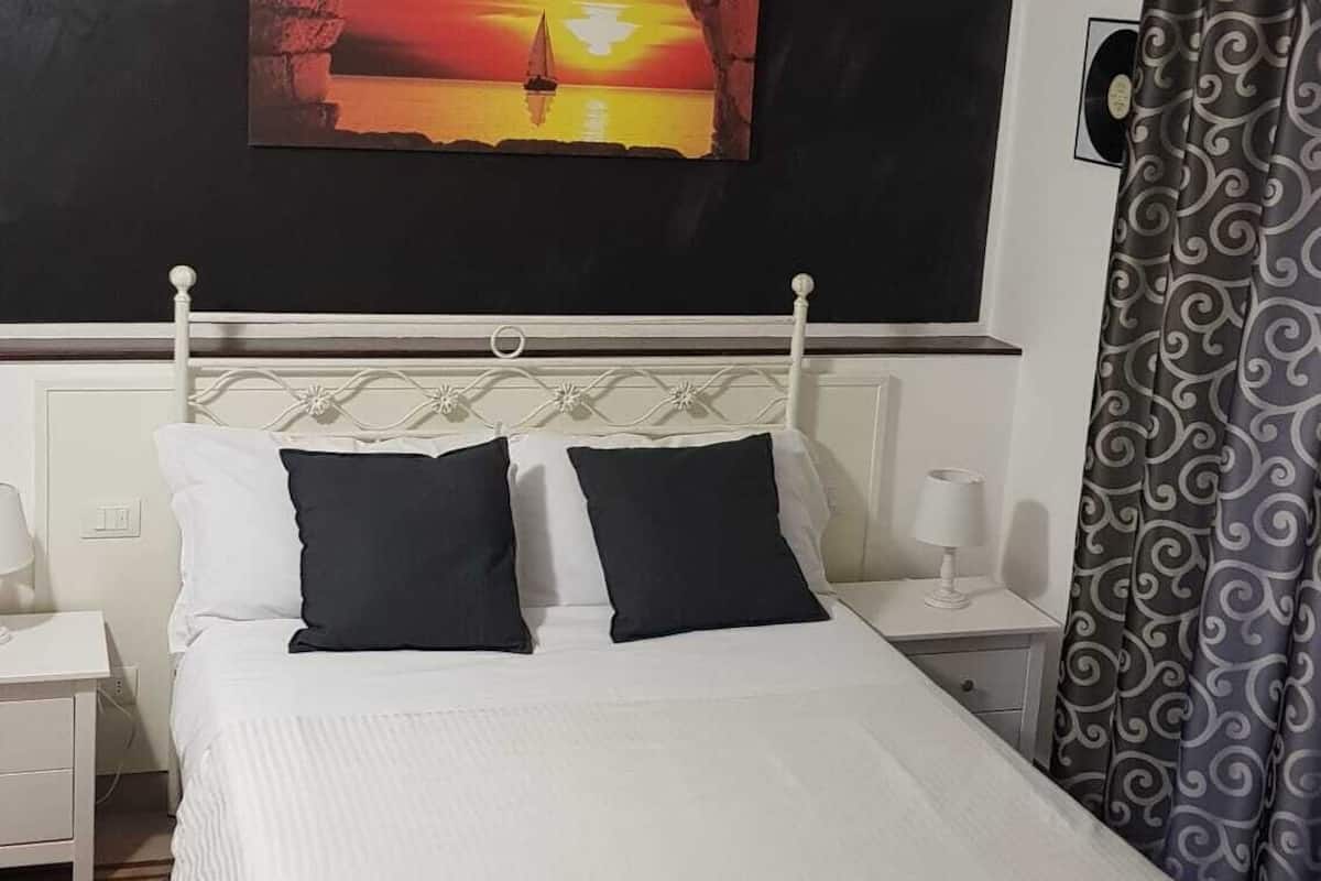 Eenvoudige kamer (PURITANI) | Bedden met traagschuimmatras, een bureau, een laptopwerkplek