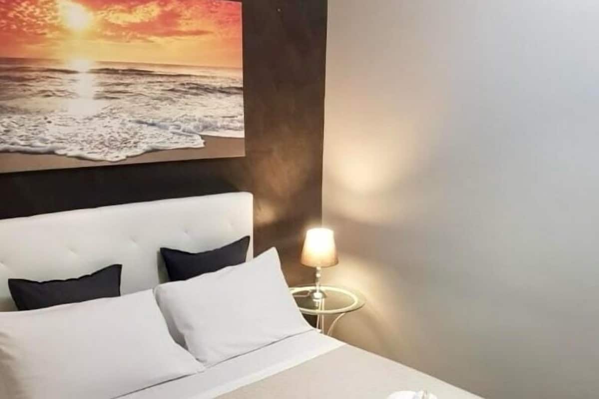Economy kamer (PIRATA) | Bedden met traagschuimmatras, een bureau, een laptopwerkplek