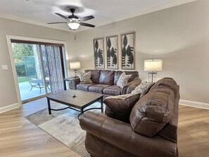 Smart TV, fireplace - Just Updated "Mountain Chic" Downtown Gatlinburg Strip, Walk to everything! (Gatlinburg)