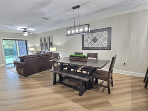 Dining - Just Updated "Mountain Chic" Downtown Gatlinburg Strip, Walk to everything! (Gatlinburg)