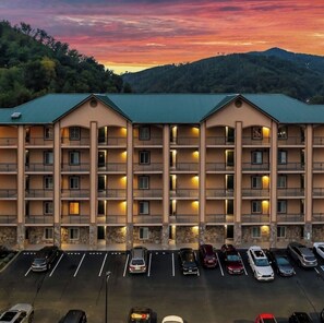 Exterior - Just Updated "Mountain Chic" Downtown Gatlinburg Strip, Walk to everything! (Gatlinburg)