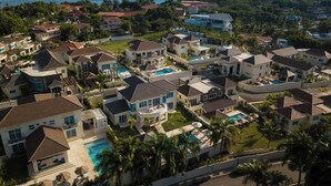 A residential area with multiple houses, a swimming pool, and a view of the ocean. - Beach Dreams (Puerto Plata)
