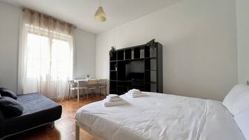 1 slaapkamer, een strijkplank/strijkijzer, reisbedje, wifi