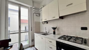 Een koelkast, een oven, een kookplaat, een koffiezetapparaat/waterkoker