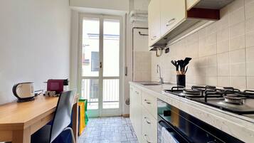 Een koelkast, een oven, een kookplaat, een koffiezetapparaat/waterkoker