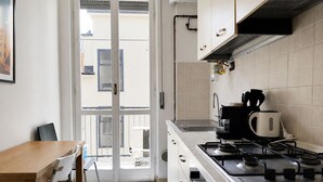 Cafetera/tetera, refrigerador, horno, placa de cocina