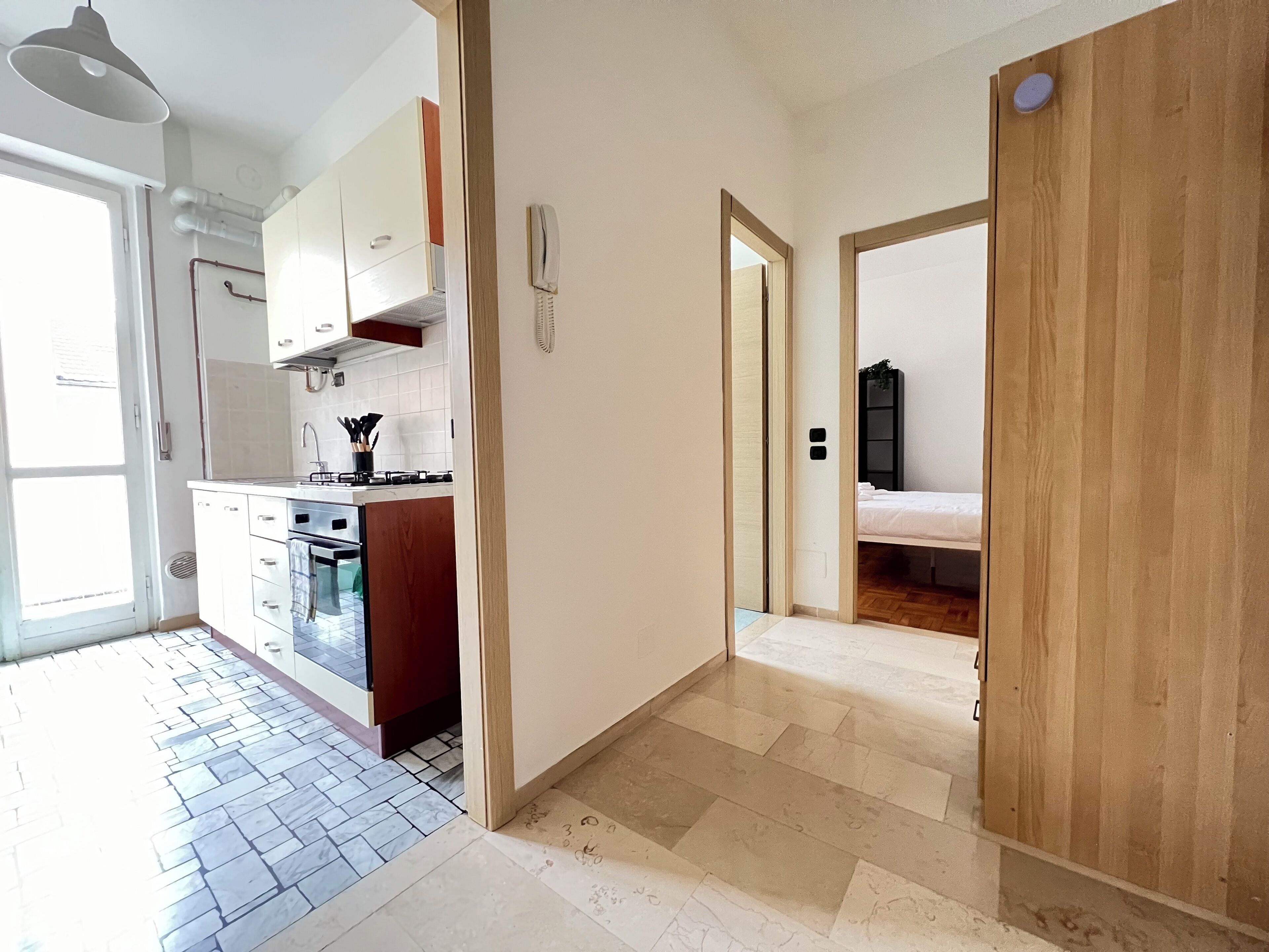 Een koelkast, een oven, een kookplaat, een koffiezetapparaat/waterkoker