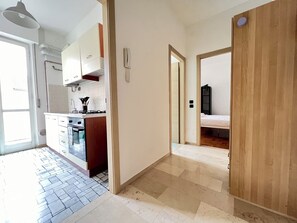 Fridge, oven, stovetop, coffee/tea maker