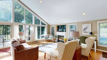 Een televisie, een dvd-speler, een tafeltennistafel en boeken