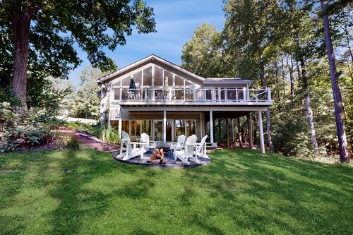 Spacious pet friendly house w/private pool table, ping pong table & free WIFI