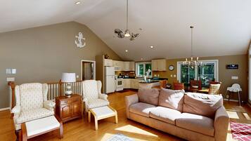 Een televisie, een dvd-speler, een tafeltennistafel en boeken