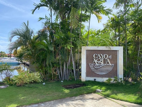 Property grounds. Preciosa Villa en Lecheria el Morro