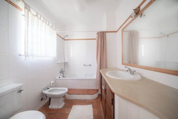 淋浴设施、吹风机、坐浴桶、毛巾