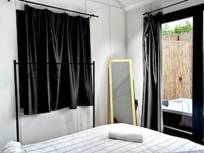 1 bedroom, free cribs/infant beds, bed sheets