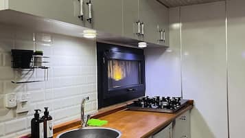 Bungalou estàndard, pati, vistes a la muntanya | Cuina privada | Frigorífic petit i placa de cuina