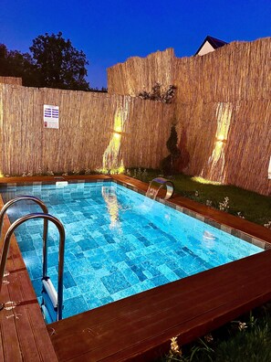 A swimming pool with a wooden deck and a bamboo fence. - Sesa Sapanca (Sapanca)