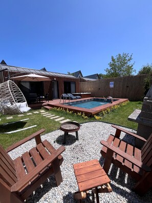 A backyard with a pool, wooden deck, and outdoor seating. - Sesa Sapanca (Sapanca)