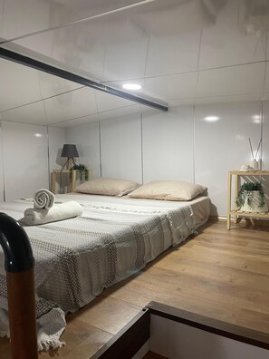 1 bedroom, free cribs/infant beds, bed sheets