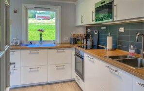 Fridge, oven, stovetop, dishwasher - 3 bedroom stunning home in Fiksdal (Fiksdal)
