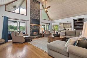 Smart TV, video games, table tennis, books - On The Rocks-Sleeps 17, 2 Master Suites, + More! (Milledgeville)
