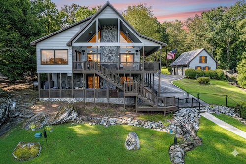 On The Rocks-Sleeps 17, 2 Master Suites, + More!