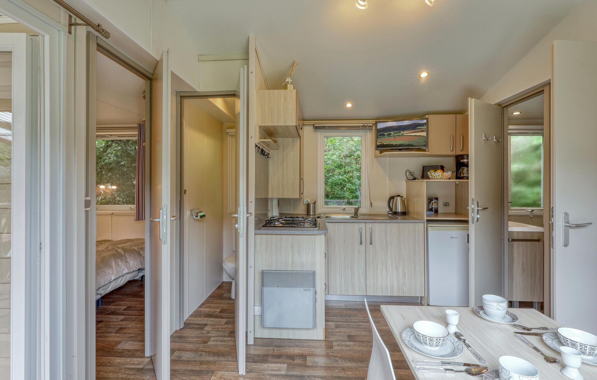 ثلاجة، موقد طهي مسطح، ماكينة لصنع القهوة/الشاي