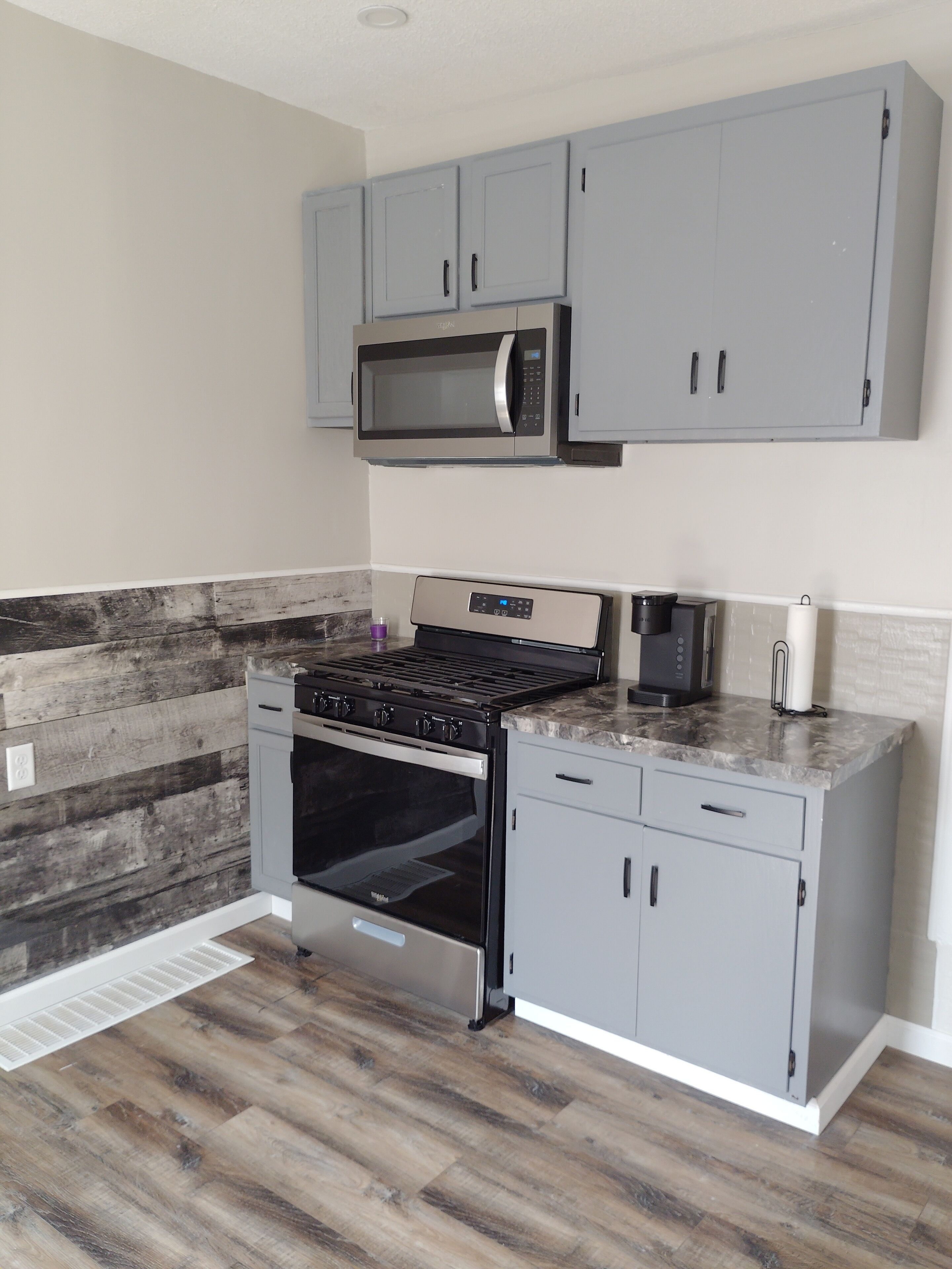 Frigorífico, microondas, horno y placa de cocina