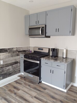 Een koelkast, een microgolfoven, een oven, een kookplaat