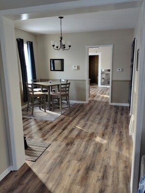 Dining - Large 3-bedroom house in charming Bay City with WiFi, AC. Enjoyable getaway (Bay City)