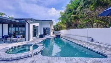 حمّام سباحة خارجي، حمّام سباحة مُدفَّأ