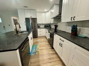 冷蔵庫、電子レンジ、オーブン、コンロ