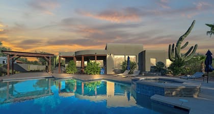 Captivating 4-bedroom house w/ optional heated pool, spa and mountain views!