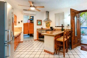 Een koelkast, een magnetron, een koffiezetapparaat/waterkoker