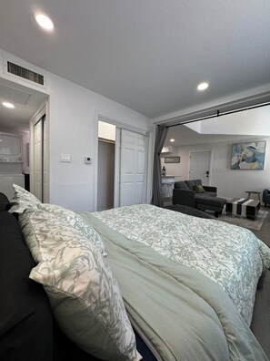 2 bedrooms, iron/ironing board, WiFi, bed sheets - DT Dallas l 2BD COZY ABODE l 5 Min from Love Field (Dallas)