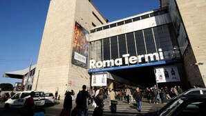 A building with a large sign reading "RomaTermini". - HOLIDAY ROMA (Rome)