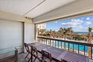 Outdoor dining - Oceanfront condo w 2 pools, private balcony & beach access. Short walk to The Ritz-Carlton (Amelia Island)